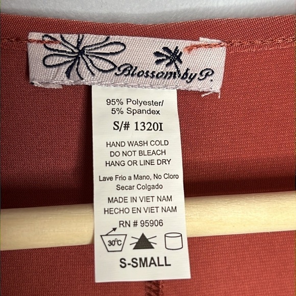 BLOSSOM BY P RUST COLORED 3/4 SLEEVED ASYMMETRICAL HANKY HEM BLOUSE SMALL - Picture 4 of 5